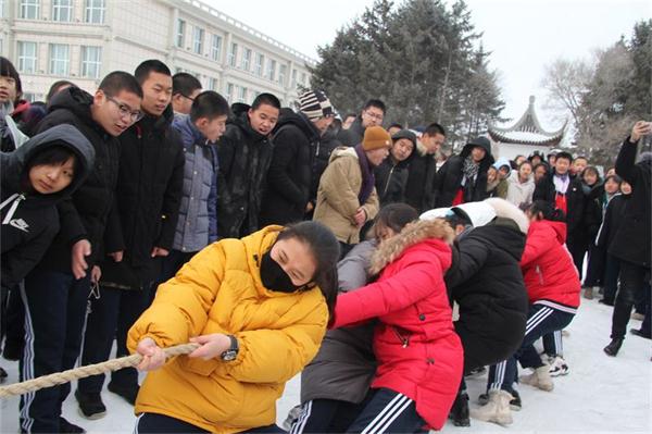八五八农场学校举行以"阳光下成长"为主题的雪地拔河赛