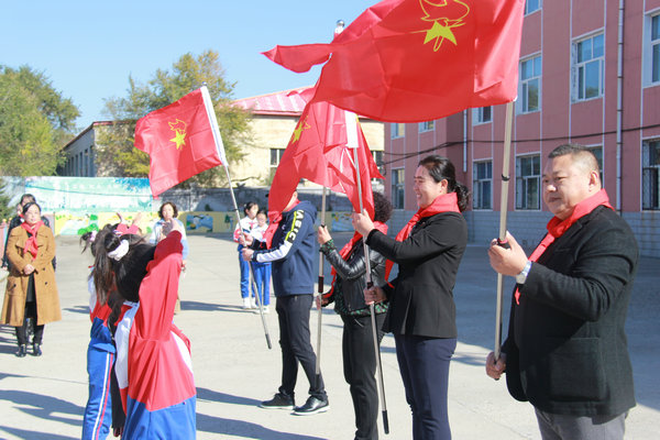 培新小学开展"传承红色基因 争做新时代好队员"入队仪式