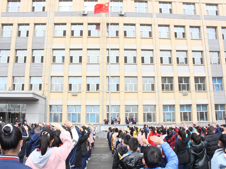 跃进小学开展"我向党旗敬个礼"主题升旗仪式-鸡西教育云