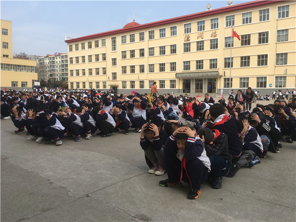 园丁小学开展4月份防震演练活动-鸡西教育云