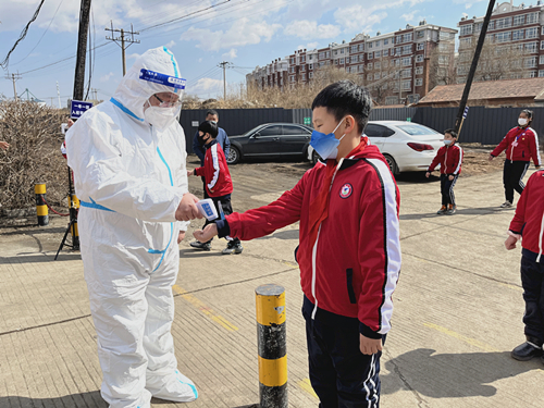 演练于行防疫于心密山市铁路小学开展疫情防控安全演练活动