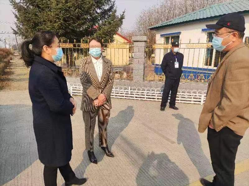 密山市教育局局长马凤英(左1)陪同密山市人民政府副市长迟凤珍(左2)