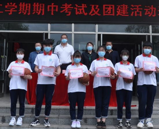 鸡西市第二中学开展师生团建活动之高二学年踢毽子比赛