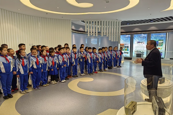 东风小学走进鸡西气象局开展科普研学