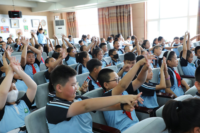 鸡西市教育局联合蓝天救援队走进跃进小学开展珍爱生命预防溺水主题