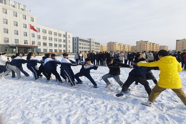 图三 雪地拔河比赛.jpg