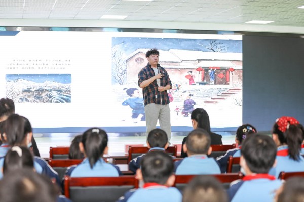 图4亲子阅读活动专家顾问王瑛琢为学生讲课.jpg