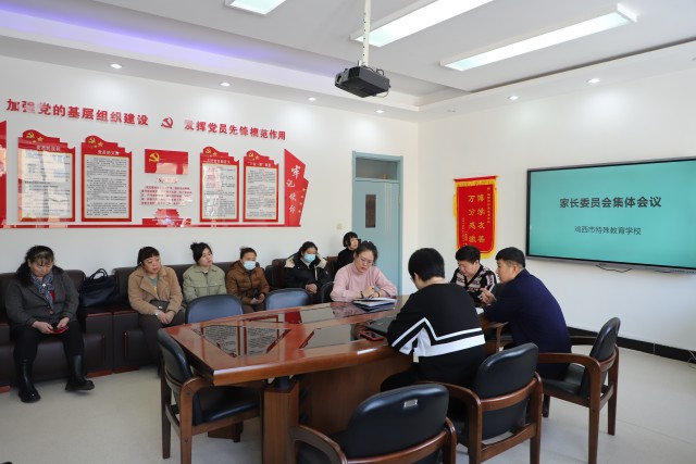3.安全副校长陈向前讲话强调安全教育.jpg