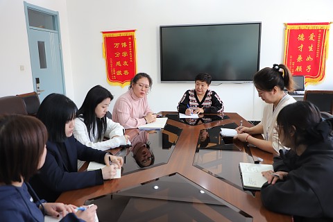 1.校领导召开音乐组教师新学期工作会议；.jpg