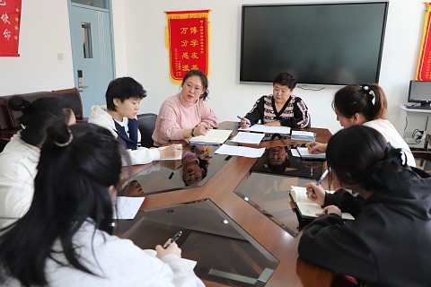 2.校领导召开康复组教师新学期工作会议；.jpg