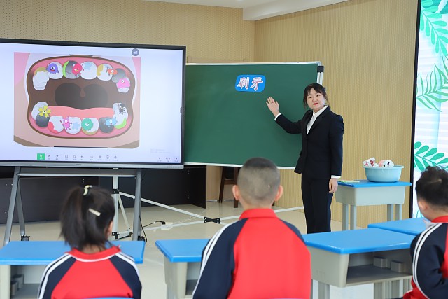 3.付余老师为学生上康复课.jpg