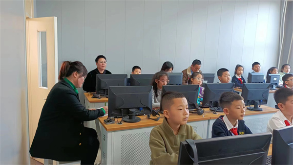 2信息科技教研员在和平小学听推门课.jpg