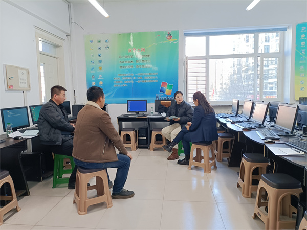4信息科技教研员黄晓鸣给教师进行课后点评和指导.jpg