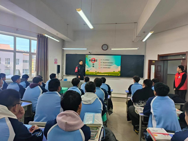 禁毒办警官教导同学们远离毒品、珍爱生命（图片3）.png