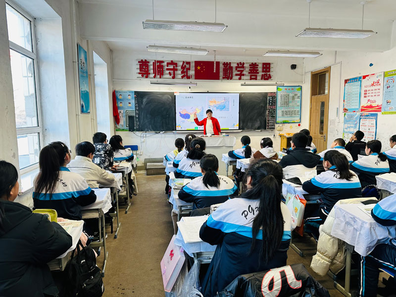 图片一：教师们精心备课、授课，呈现出原汁原味的“生态课堂”.jpg