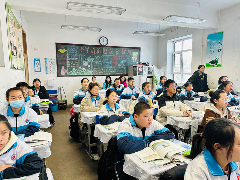 图片二：评委深入班级认真听课.jpg