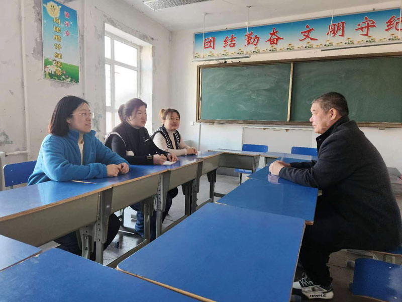 图片三：评委会与授课教师进行了深入的交流和讨论.jpg