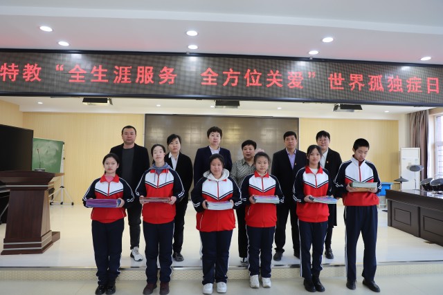 1.学校携手龙行社区开展捐赠活动.jpg