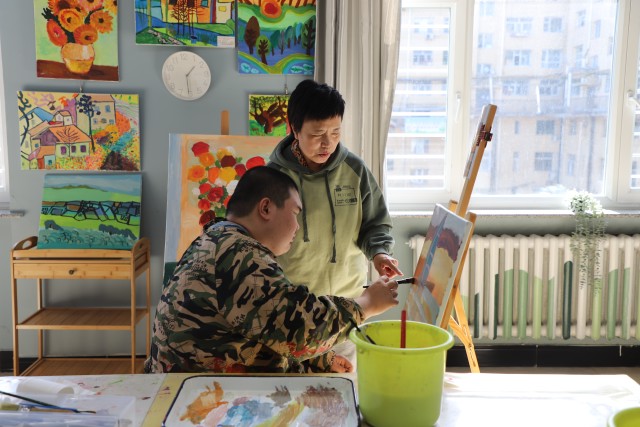 2.教师指导学生开展艺术涂鸦.jpg