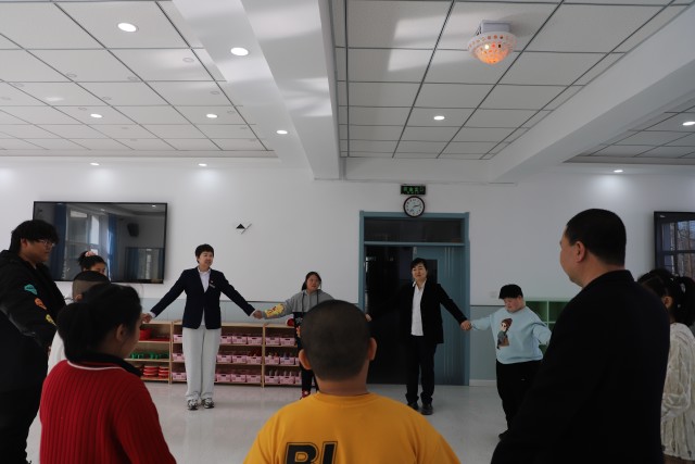 3.社区爱心人士和学生们开展融合活动.jpg