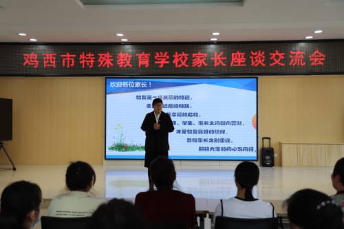 2.四位优秀家长代表进行经验分享；.jpg