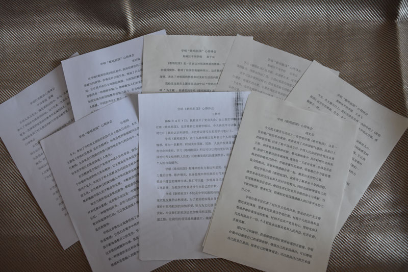 图片四：党员教师们纷纷撰写活动心得体会.jpg