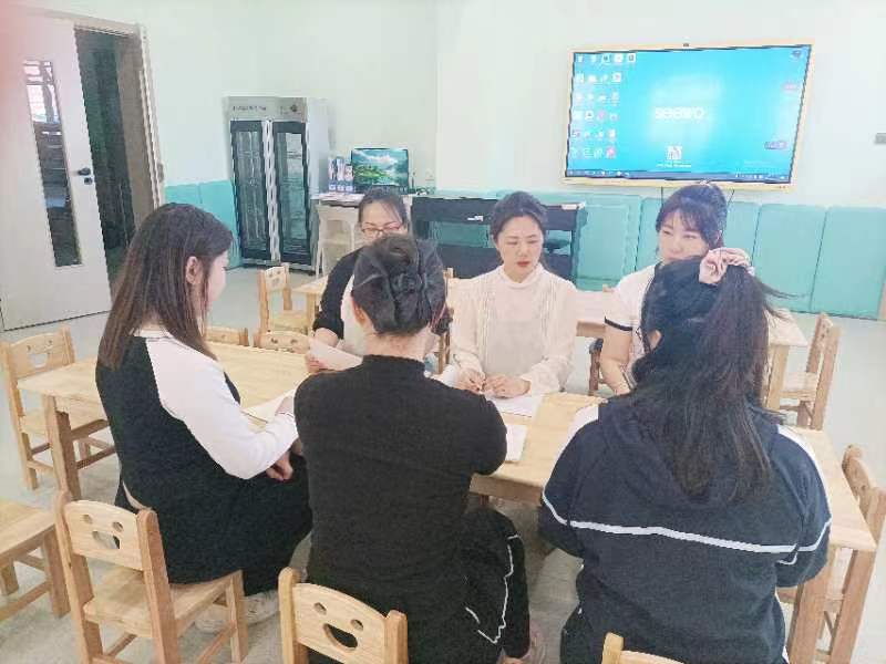 图片三：评委评课.jpg