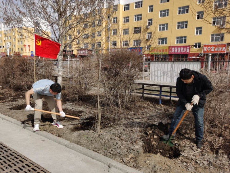 图片二：党支部书记张宗喜带领党员老师种植树苗.jpg