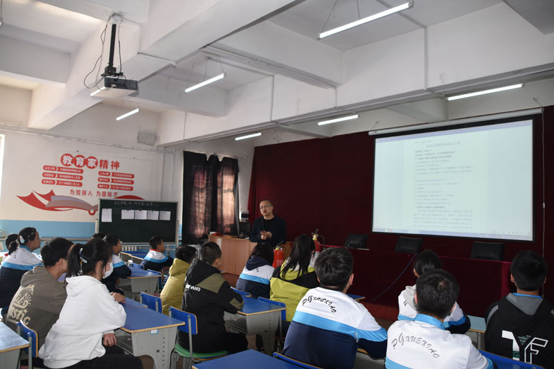 图片二：学生们认真学习干粉灭火器的使用方法.jpg