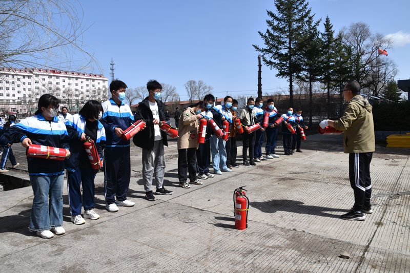 图片三：学生代表现场学习体验如何正确使用灭火器.jpg