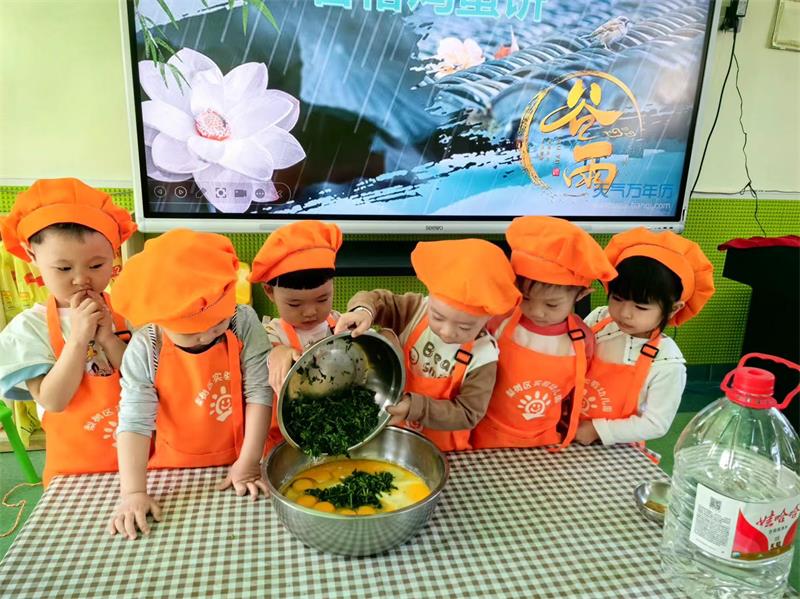 图片3：幼儿制作香椿蛋饼.jpg