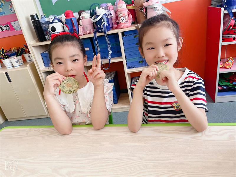 图片4：幼儿品尝香椿蛋饼.jpg