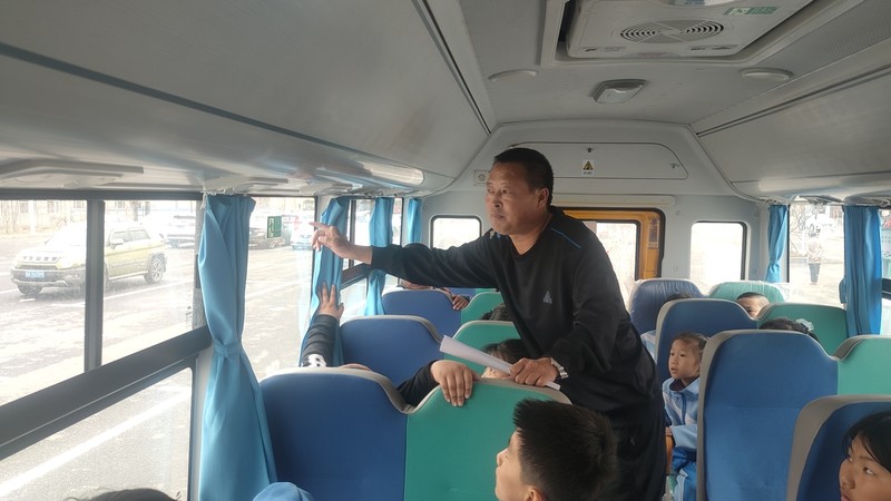 图片1：为学生讲解校车发生事故时紧急避险和逃生的方法.jpg