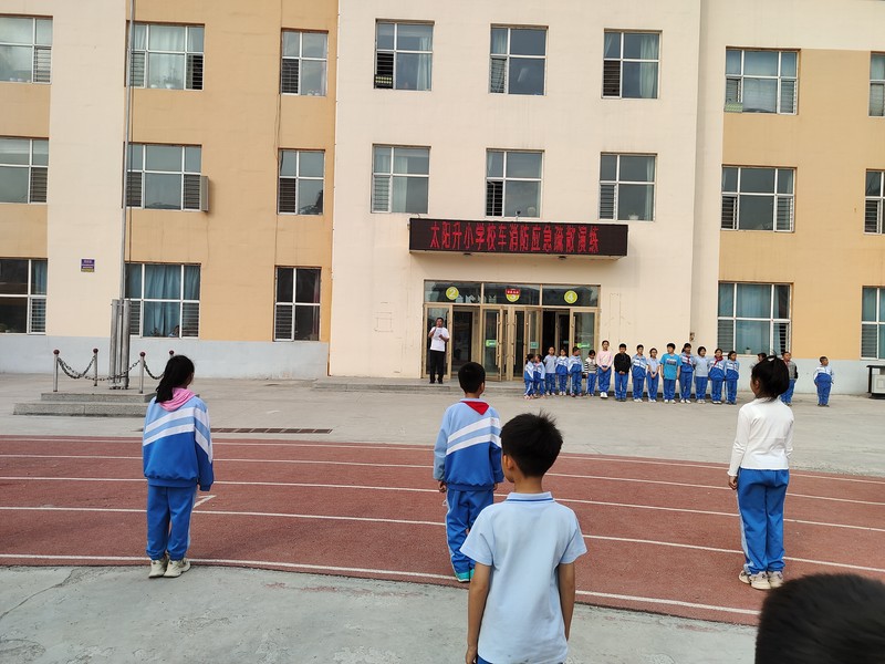 图片4：学校安全副校长张乃祥对演练进行总结.jpg