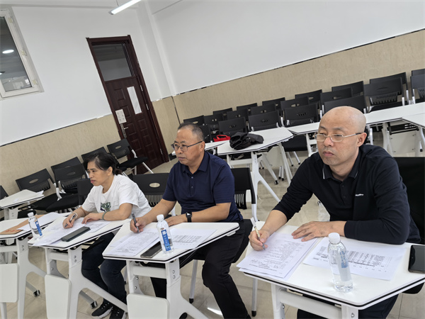 音乐学科评委评课11.jpg