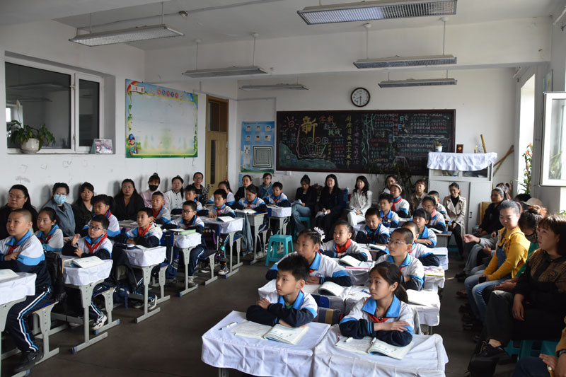 图片一：走进课堂，为精彩互动喝彩.jpg