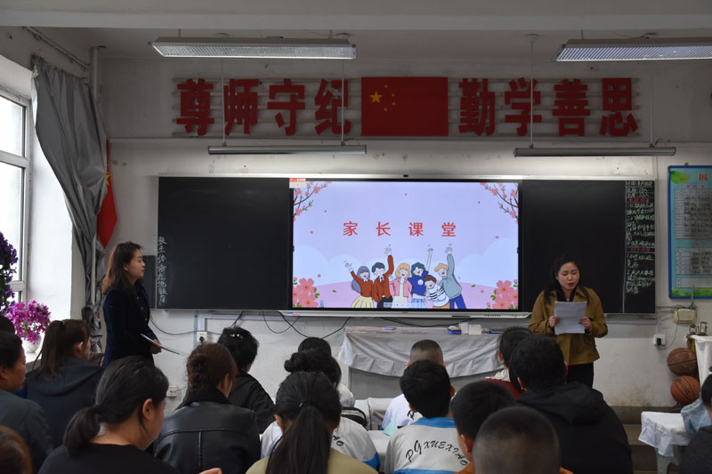 图片三：家长走进课堂，分享他们的职业经验.jpg