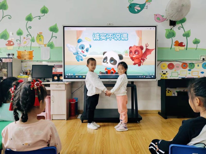 图片3：幼儿表演诚信故事.jpg