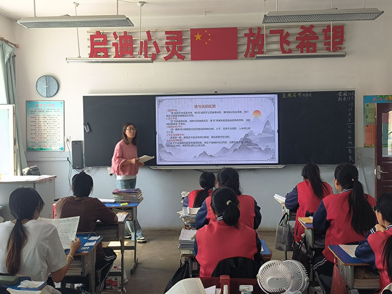 图片一：家长听优秀教师授课.jpg