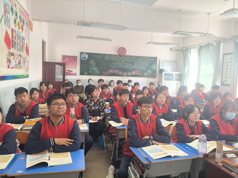 图片二：家长认真填写调查问卷.jpg