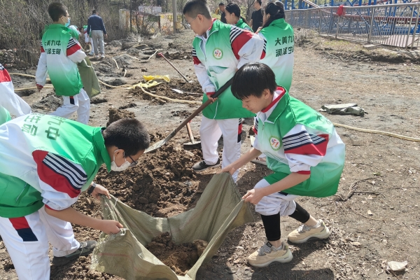 3、挥锹铲土.jpg