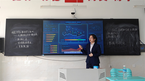 7信息技术与教育教学深度融合课选手现场比赛（三）.jpg