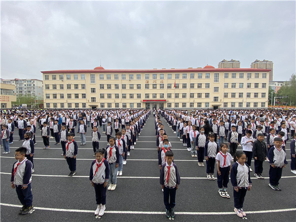 鸡西市园丁小学开展2024年全国  防灾减灾日防震疏散演练活动