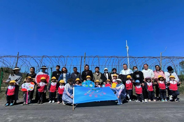 图一活动合影.jpg