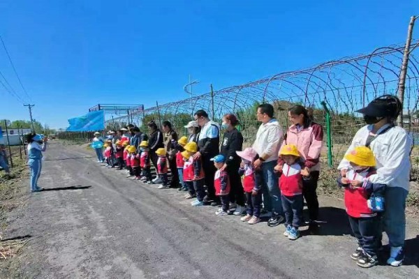 图二教师讲解播种方法.jpg