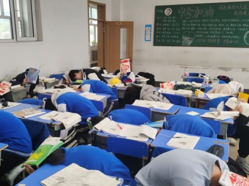 图片一：学生在教室内避险.jpg