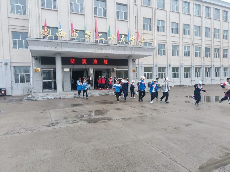 图片二：学生有序逃生.jpg
