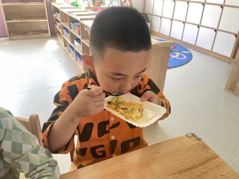 图片4：品尝苦瓜鸡蛋饼.jpg