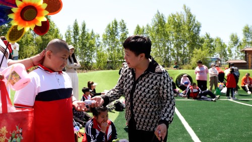 3.学校书记、校长魏春丽与学生互动.jpg