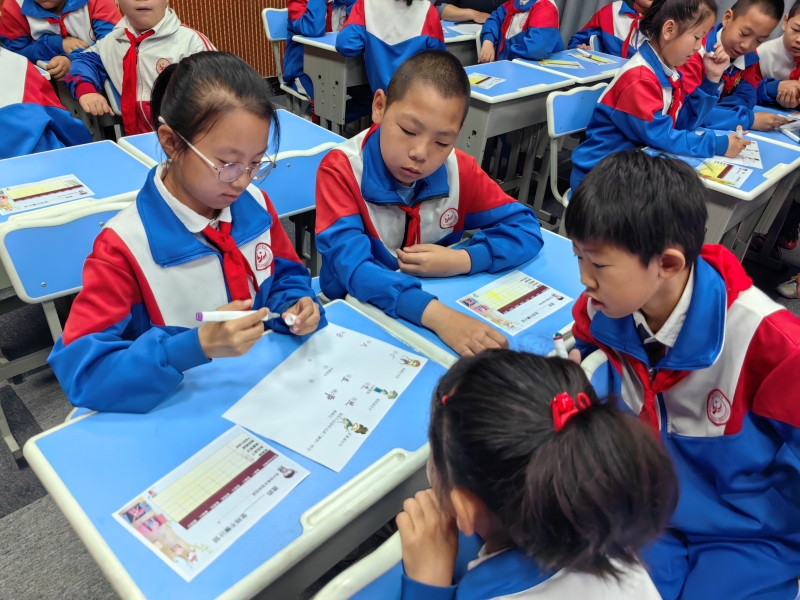 3.学生们在老师引领下积极互动.jpg